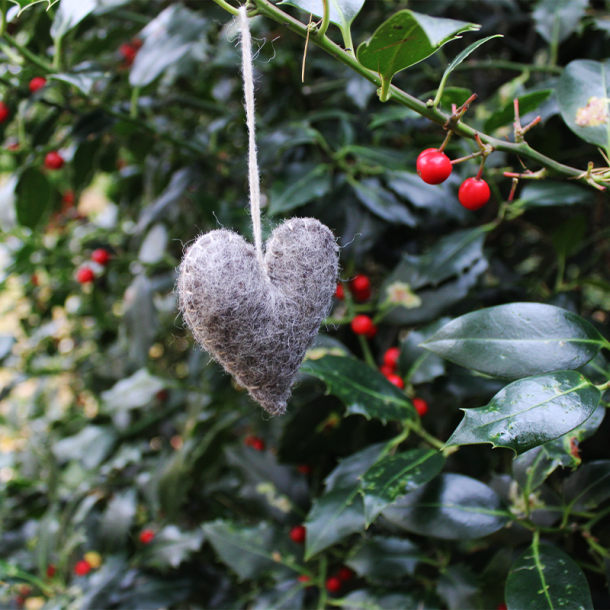 �n Gry og Sif - Klassiske julehjerter i filt 