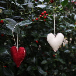 �n Gry og Sif - Klassiske julehjerter i filt 