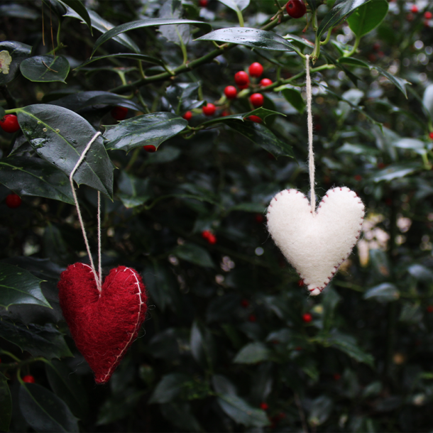 �n Gry og Sif - Klassiske julehjerter i filt 